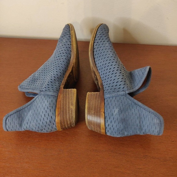 Lucky Brand Women's Booties Blue Suede Size 6 Perforated Ankle Low Heel. - Picture 4 of 7